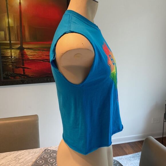 Z Milwaukee Bucks Pride Medium Cropped T Shirt Sleeveless Gildan Dryblend - Picture 3 of 5